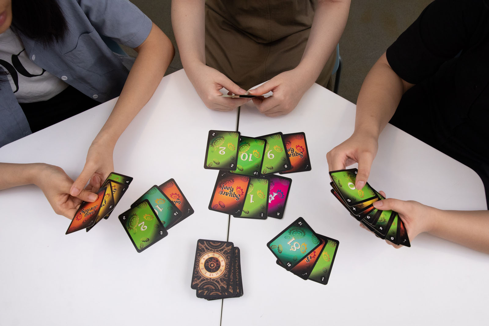 《I’m Number Hero》實體卡牌玩法類似時興的卡牌遊戲，以「數字牌」及「平方牌」輪流拼出完整算式，爭取答案最大以獲得出牌權，最先出完所有牌的玩家獲勝