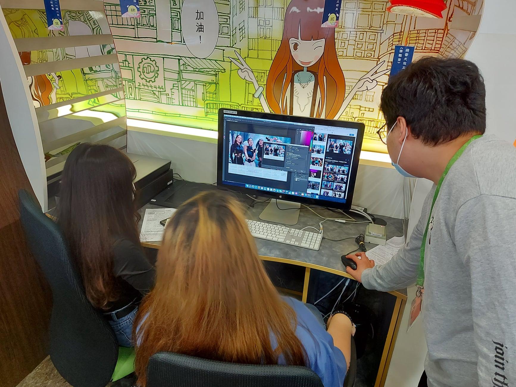 Business students learned photoshop software guided by professional trainer.  