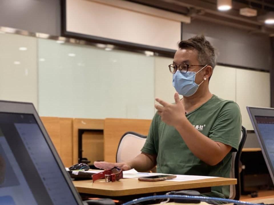 Professional trainer from CAHK shared environmental information to students.