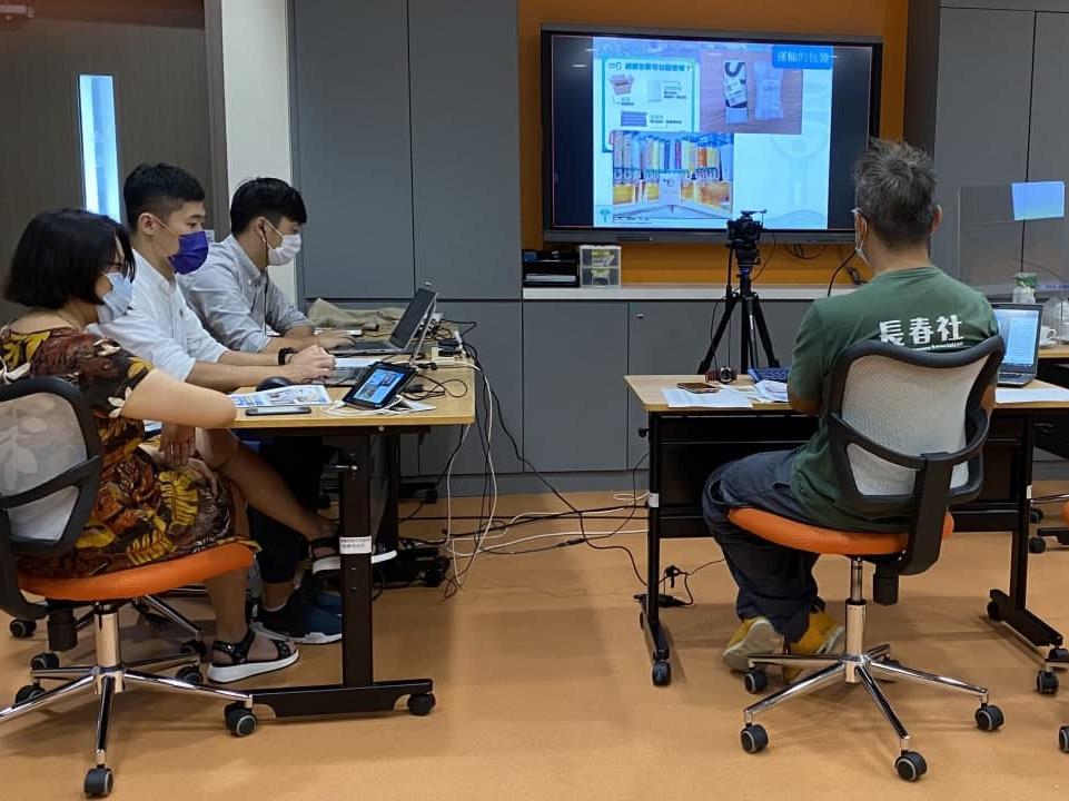 Professional trainer from CAHK shared environmental information to students.