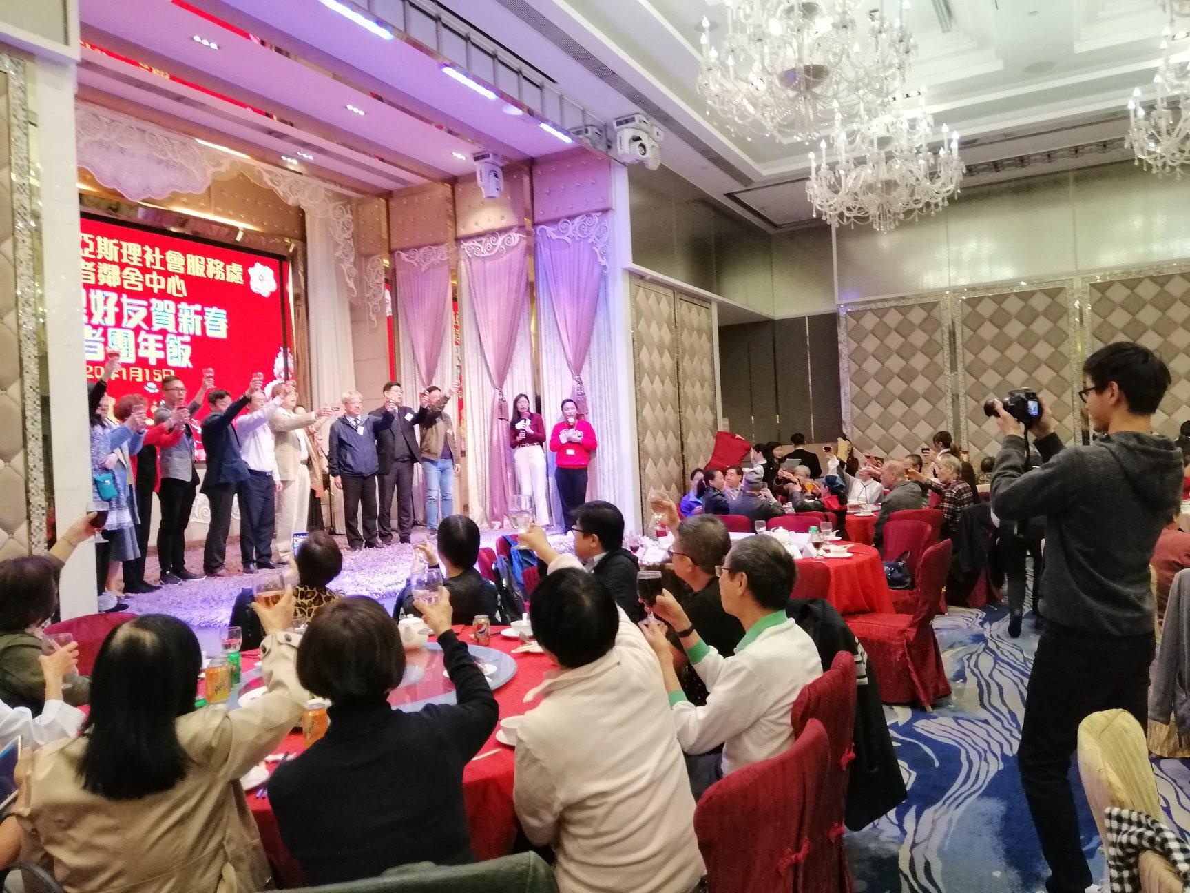 Business students delivered presents to elderlies in Lunar New Year activities.