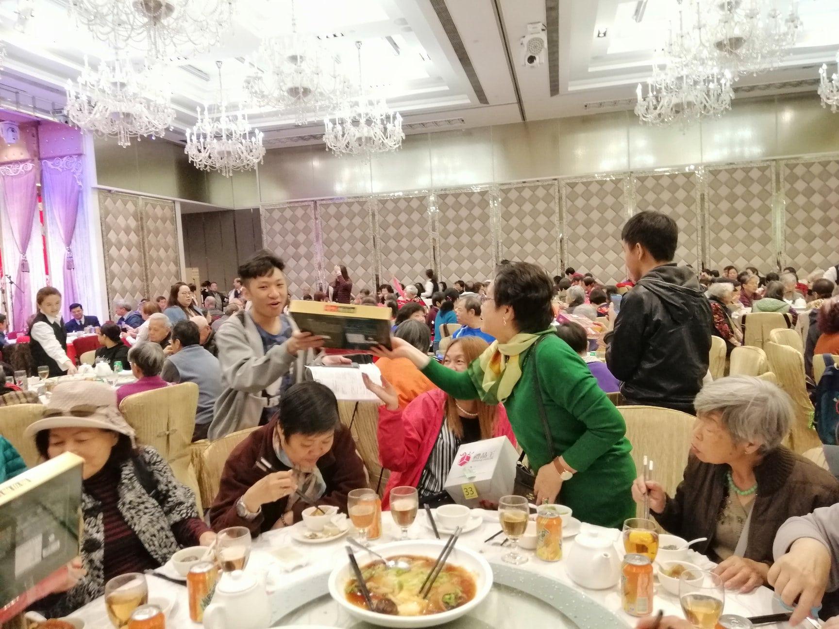 Business students delivered presents to elderlies in Lunar New Year activities.