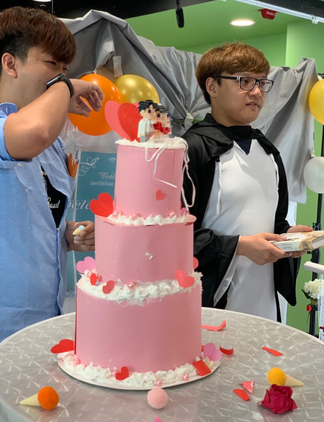 Design stage lighting for Chinese and Western weddings.