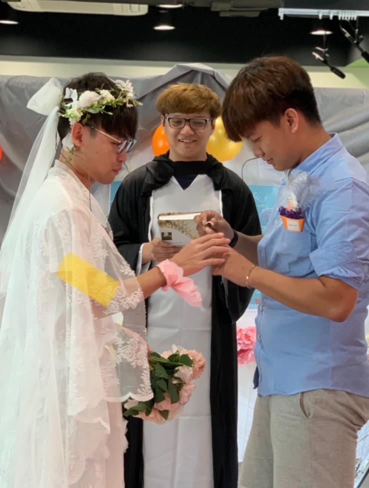 Design stage lighting for Chinese and Western weddings.