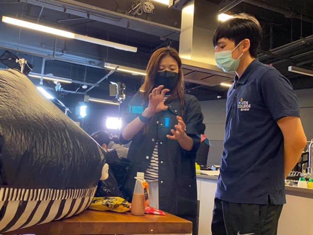 Business student was explaining the design concept to CAHK Staff.  