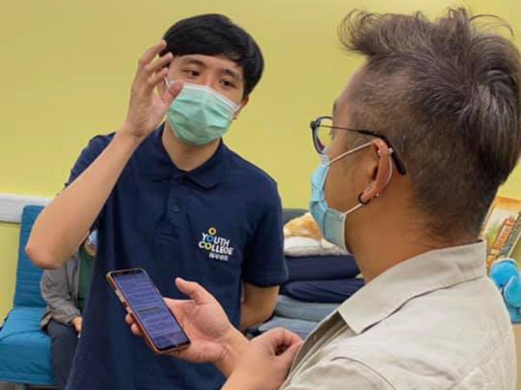 Business student was explaining the design concept to CAHK Staff.  