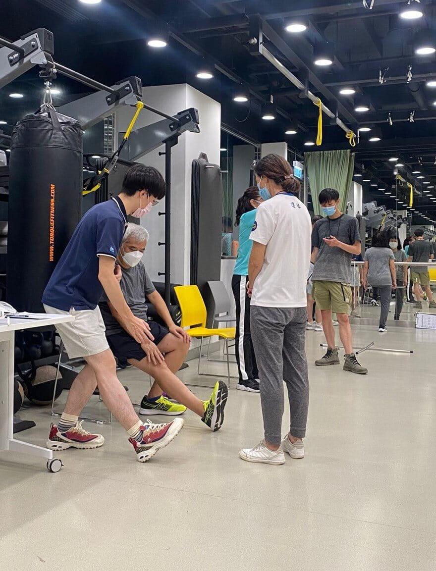 Guiding the eldery for the fitness test_1