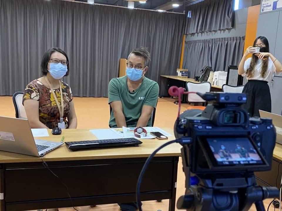 Professional trainer from CAHK shared environmental information to students.