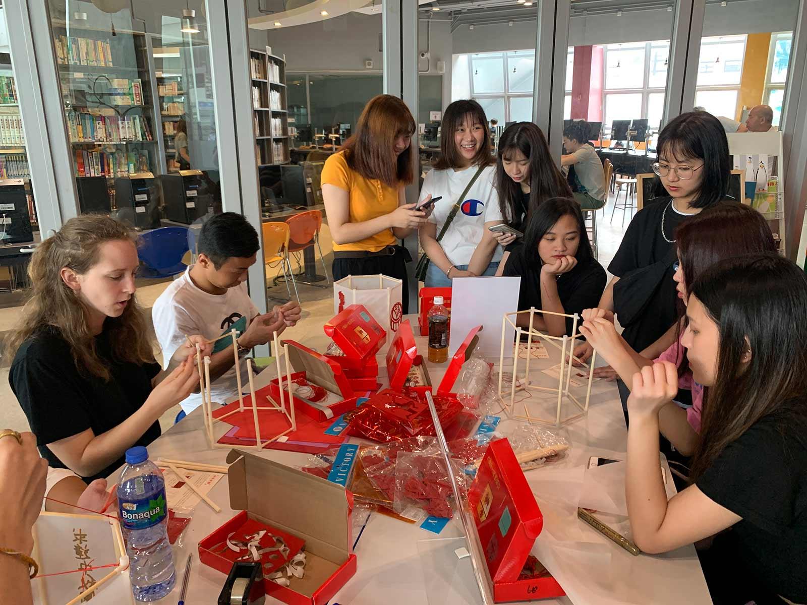 YC students enjoyed creating lanterns with our native English tutors. 