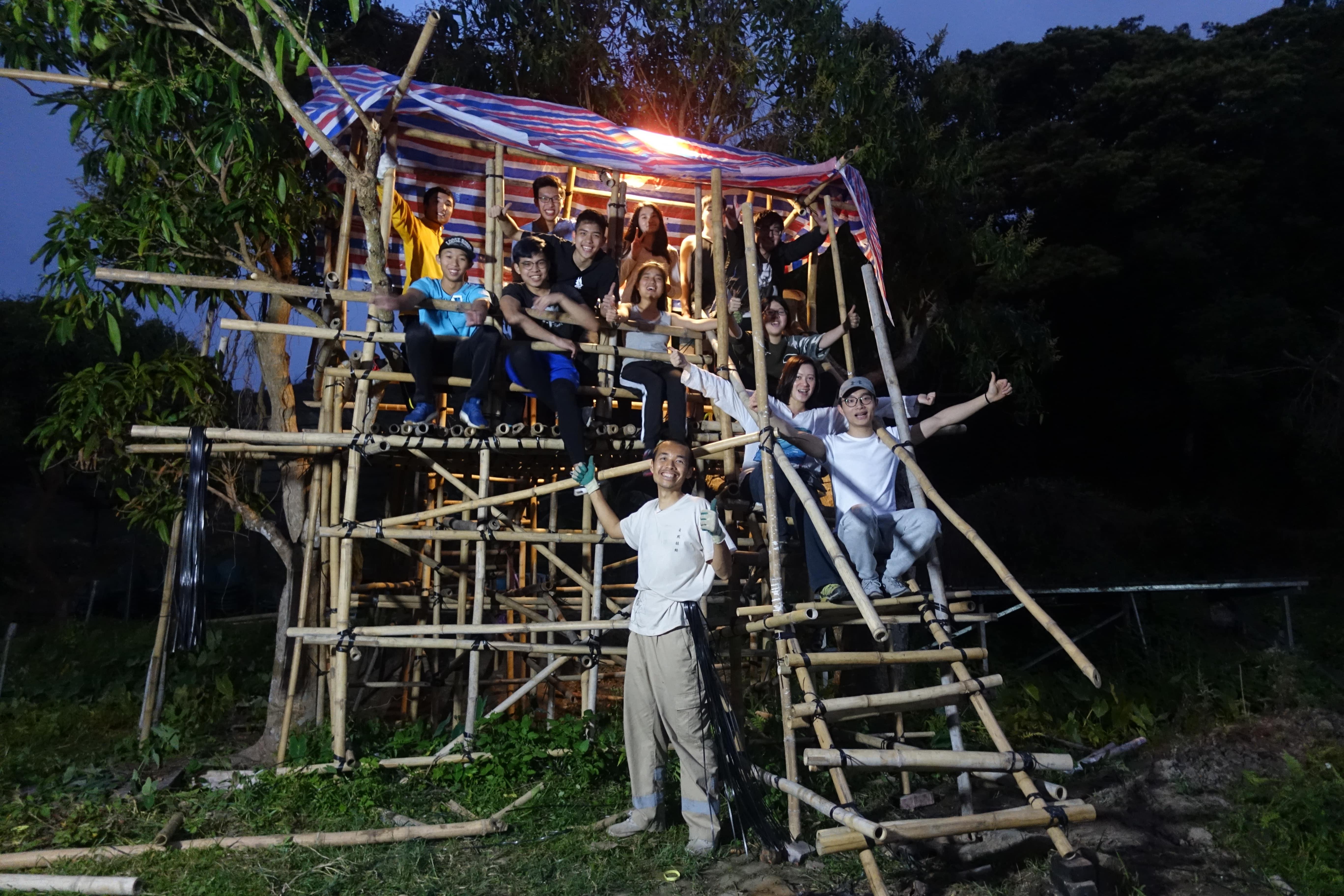 Students enjoyed hotpot and camp fire in the wild 