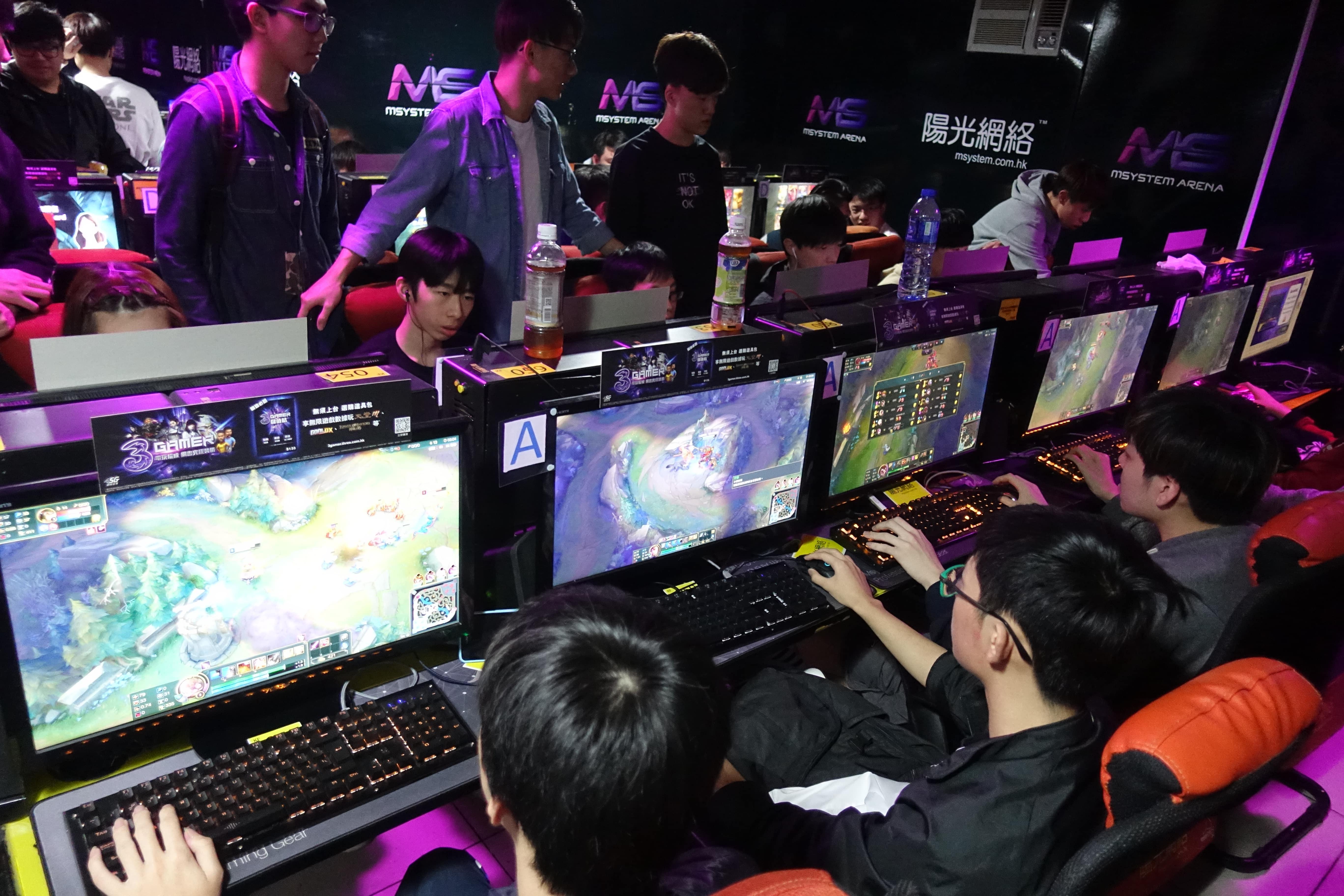 Students joined the LOL competition held by Student Union 