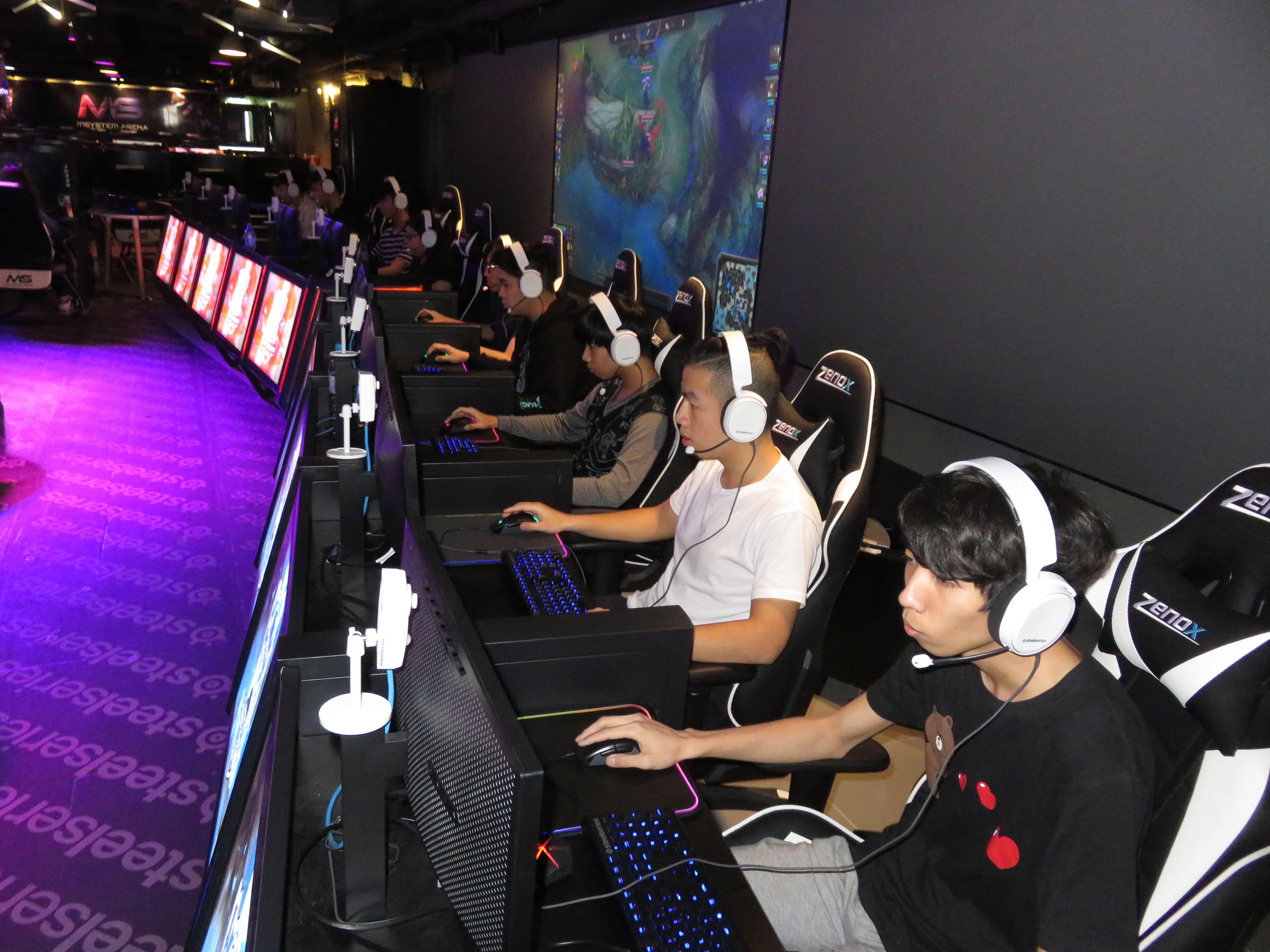 Students joined the inter-campuses LOL competition 