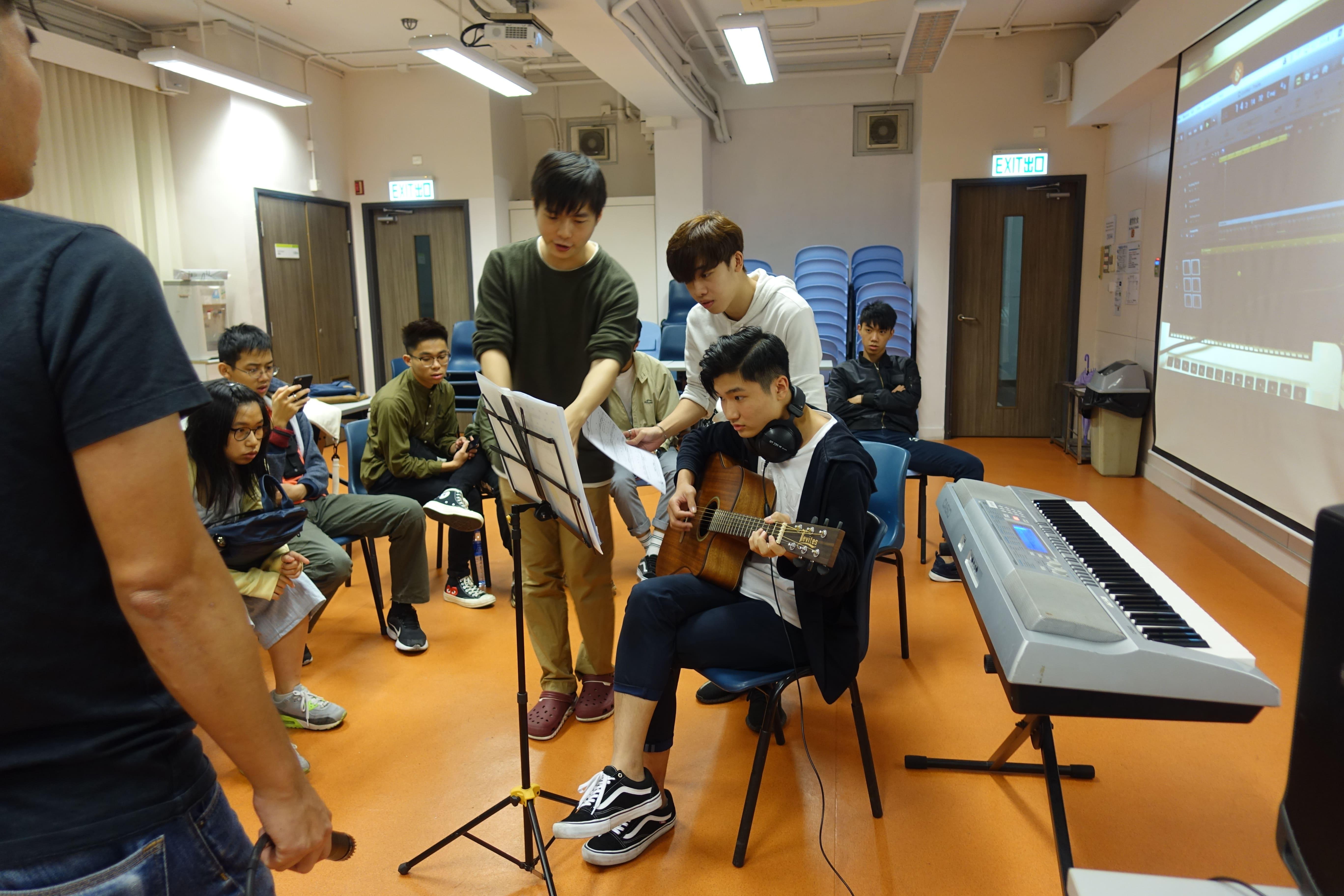 Students learned recording knowledge guided by professional trainer