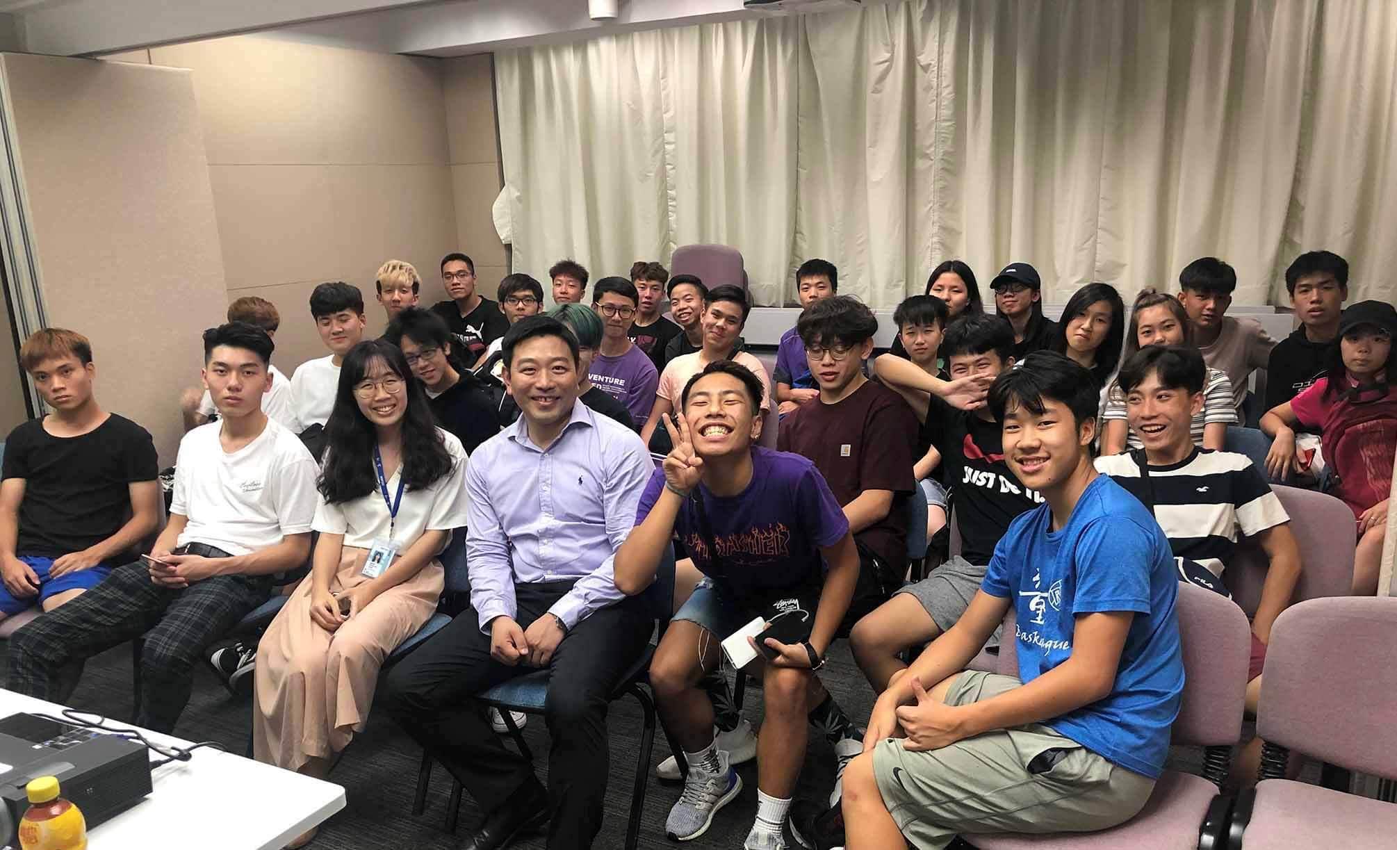 A group photo with the guests